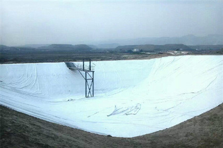 长丝土工布是一种采用特殊编织工艺制成的玻璃纤维网状结构材料。